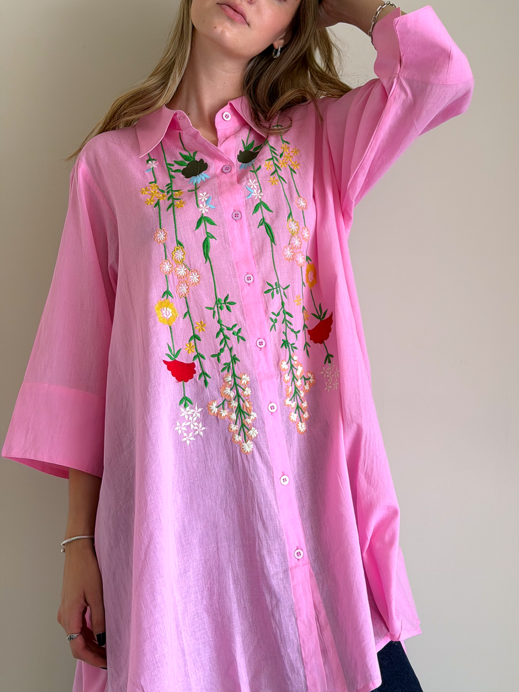 CAMISA ESENCIA BORDADO ROSA