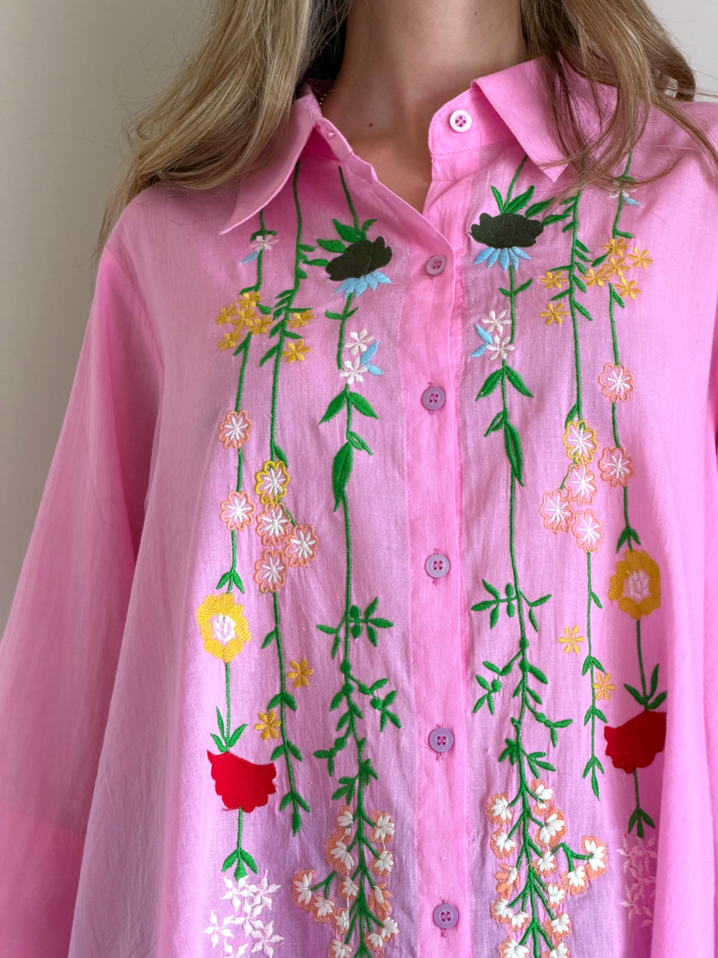 CAMISA ESENCIA BORDADO ROSA