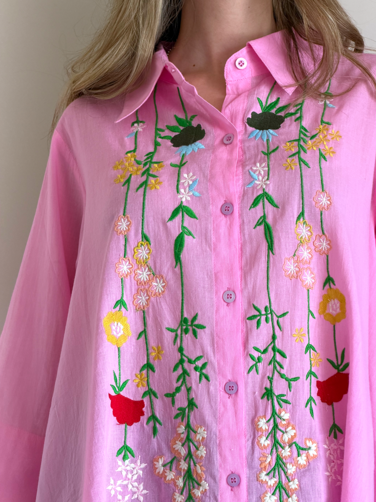 CAMISA ESENCIA BORDADO ROSA