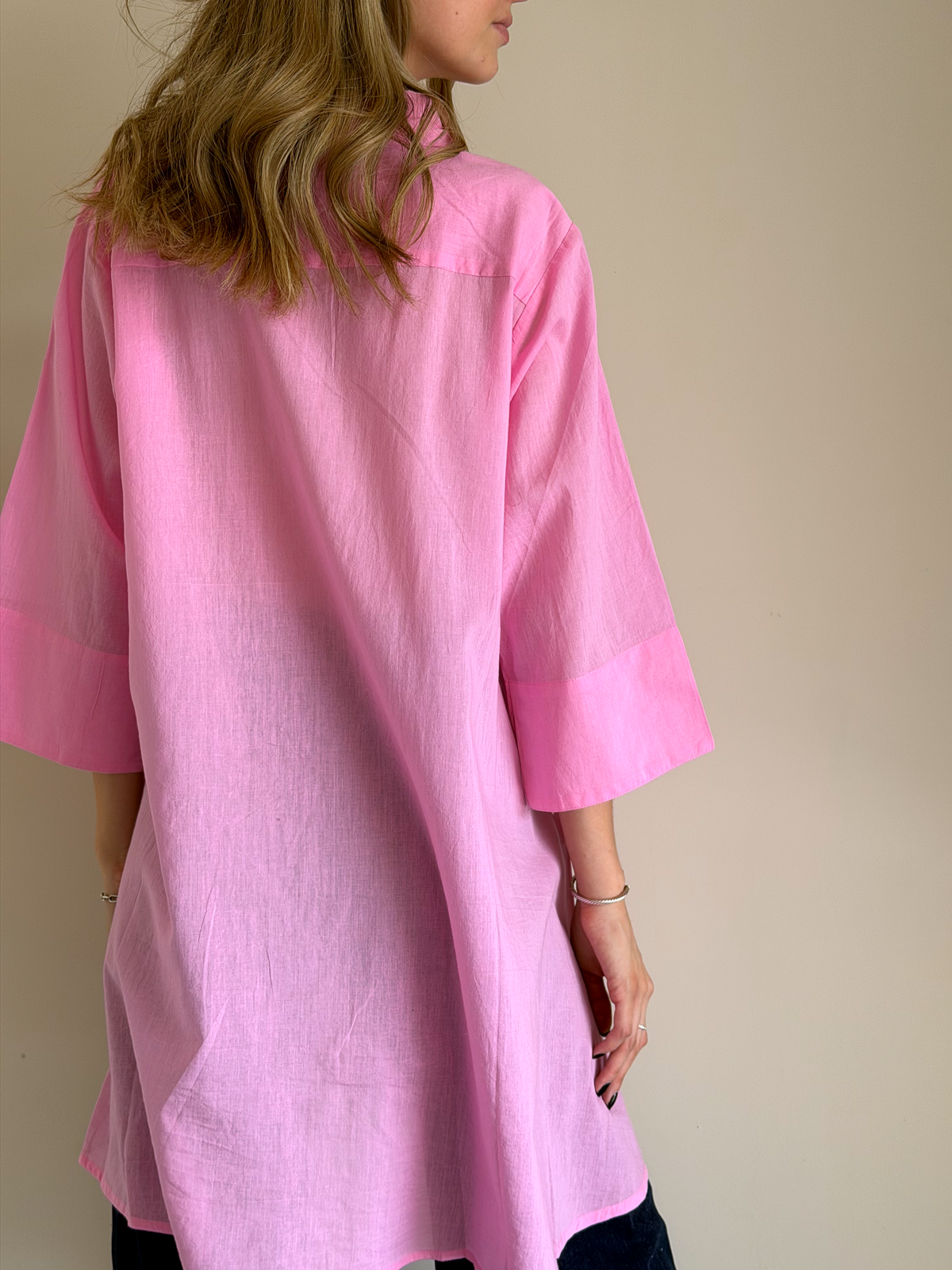 CAMISA ESENCIA BORDADO ROSA