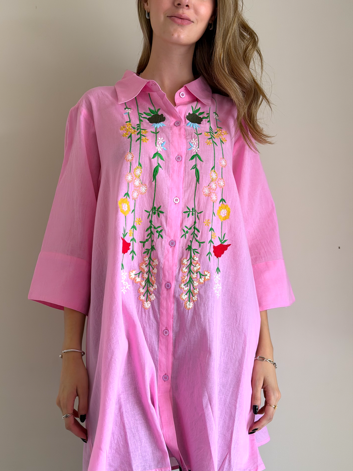 CAMISA ESENCIA BORDADO ROSA